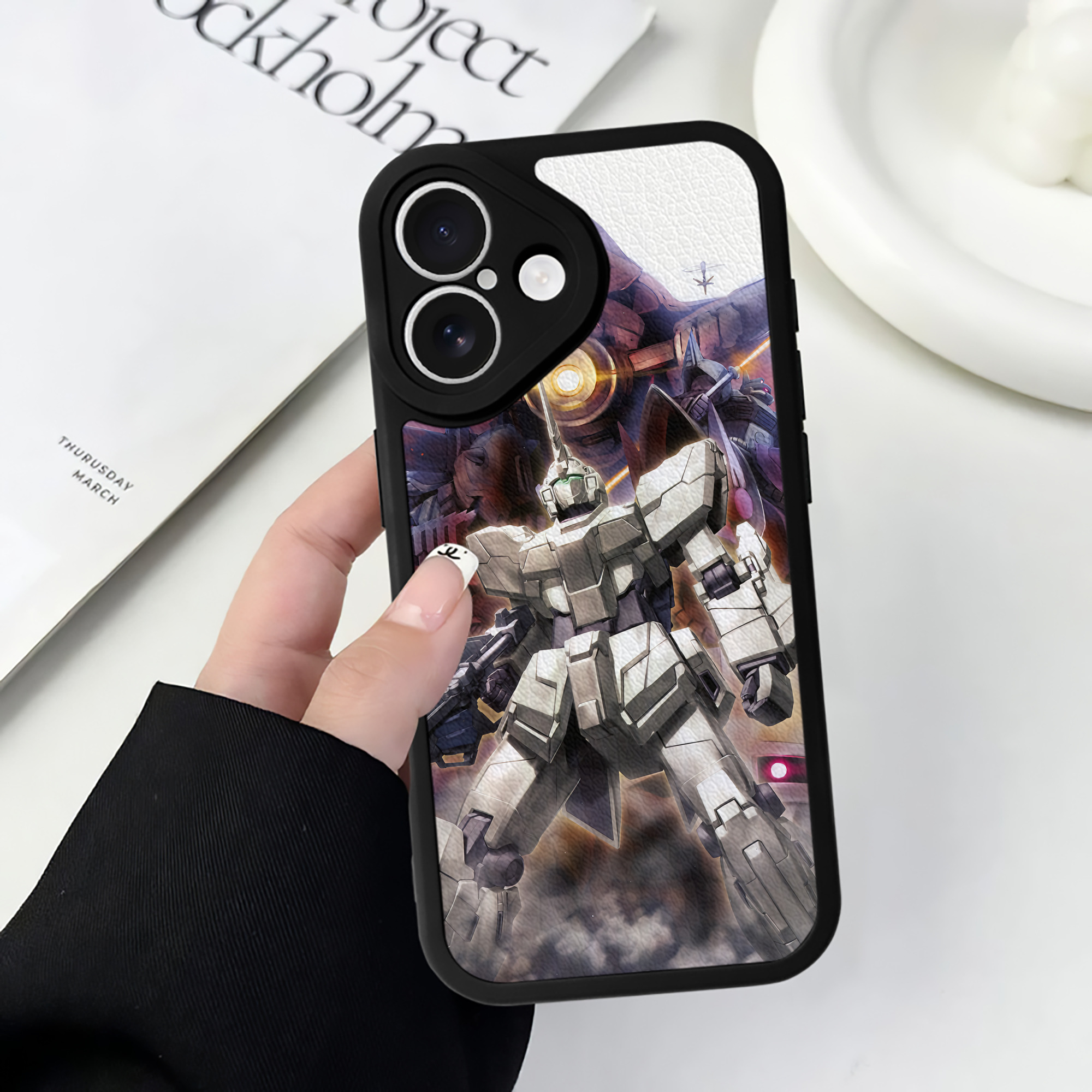（画像用） 機動戦士ガンダム Mobile Suit Gundam 【iPhone 16シリーズ対応】シリコンスマホケース（レザー調） 材質：シリコン